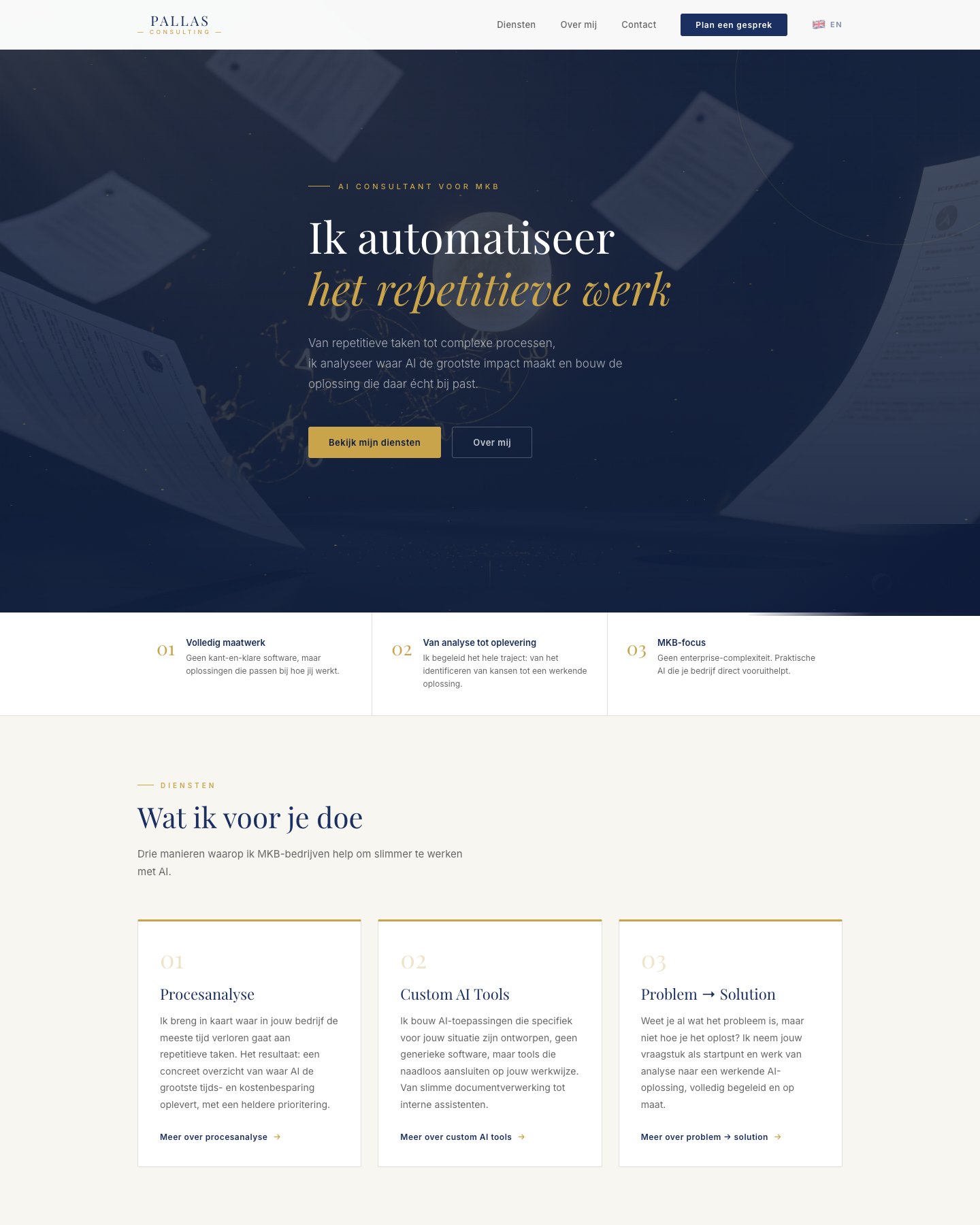 Homepage van Pallas Consulting met een donkere hero en gouden accenten